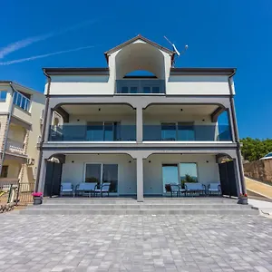 https://apartments-rose-crikvenica-51260.primorje-gorskikotar.com